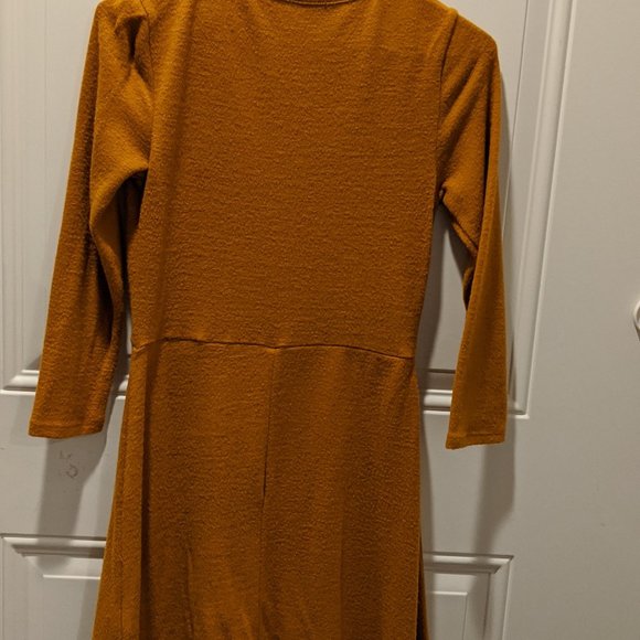 Perfect dress for fall or winter - Picture 3 of 4